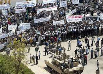 Cientos de chiíes protestan esta mañana frente al Hotel Palestina de Bagdad.