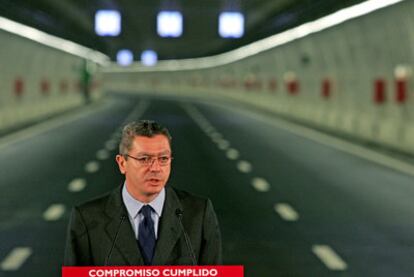 El alcalde Alberto Ruiz-Gallardón al inaugurar el túnel  del <i>bypass</i> Sur de la M-30 en 2007.
