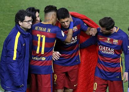Los delanteros del FC Barcelona Neymar y Leo Mesi, consuelan a su compañero Luís Suarez que se tuvo que retirar lesionado durante la final de la Copa del Rey.