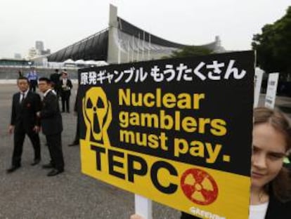 Manifestantes de Greenpeace protestan hoy ante la sede de la asamblea de accionistas de Tokyo Electricity y Power Company (TEPCO) en Tokio (Japón).