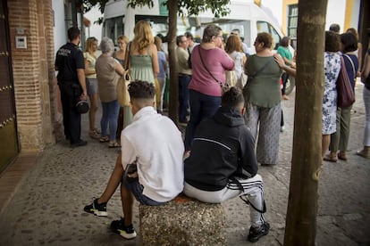 Dos menores fugados del centro de acogida Hogar San Juan de Ávila esperan en la puerta a ser readmitidos.