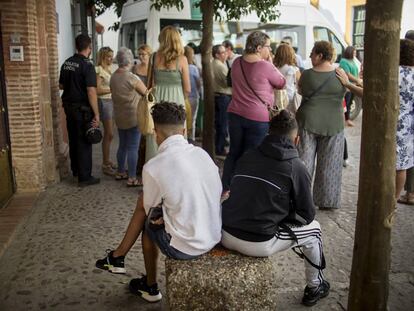 Dos menores fugados del centro de acogida Hogar San Juan de Ávila esperan en la puerta a ser readmitidos. 