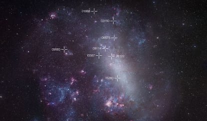 Fotografía de la Galaxia Gran Nube de Magallanes con las posiciones marcadas de los sistemas de dos estrellas eclipsándose utilizadas para determinar la distancia.