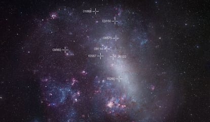 Fotograf&iacute;a de la Galaxia Gran Nube de Magallanes con las posiciones marcadas de los sistemas de dos estrellas eclips&aacute;ndose utilizadas para determinar la distancia.