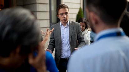 El portavoz de Sumar en el Congreso, Íñigo Errejón, a su salida de una sesión plenaria, en el Congreso de los Diputados, este martes.