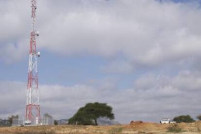 Las torres de telefonía móvil, escasas y alejadas entre ellas, proporcionan una cobertura irregular en la Tanzania rural.