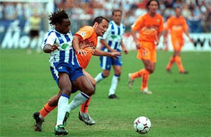 Rufete y Musampa disputan el balón durante el partido de ayer.