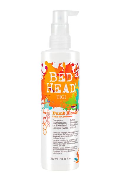 El acondicionador Dumb Blonde de la gama Bed Head de Tigi es específico para rubias. No necesita aclarado y favorece el brillo. Además, evita los daños de los rayos UVA, protege del calor del secador y las planchas y mantiene el color vivo durante más tiempo. Cuesta 16 euros y se vende en peluquerías.