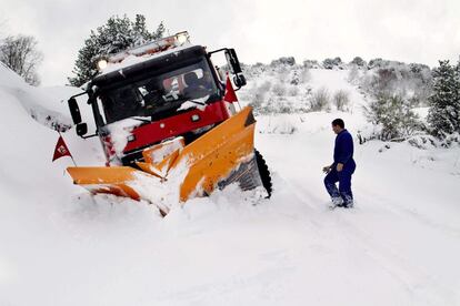 Una máquina quitanieves retira la nieve acumulada en las inmediaciones de la localidad de Piedrafita, en Lugo, como consecuencia del temporal que se registra en la región.