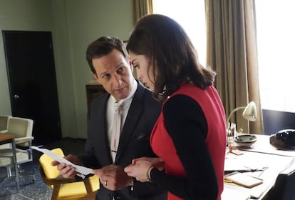 Josh Charles, que se une a la serie en la tercera temporada, y Lizzy Caplan, en 'Masters of Sex'.