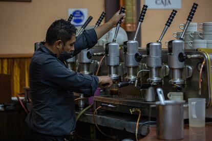 Un camarero utiliza la cafetera italiana de 1952 del Café La Habana. 