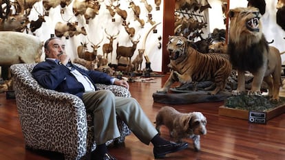 Marcial Gómez Sequeira inside one of his hunting pavilions, posing for an article that ran in EL PAÍS in 2019.