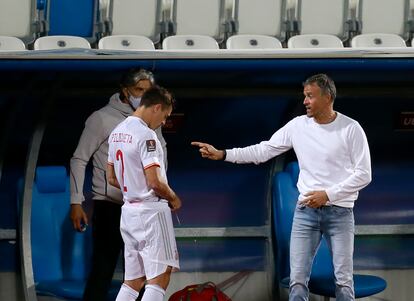 Luis Enrique da instrucciones en la banda a Azpilicueta.