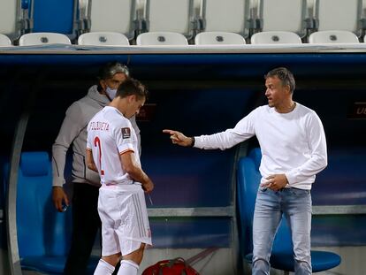 Luis Enrique da instrucciones en la banda a Azpilicueta.