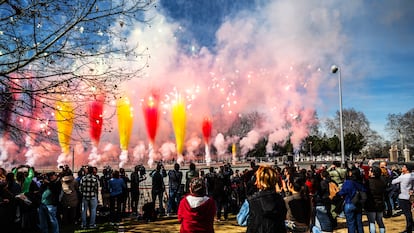 Varias personas asisten a la 'mascletá' en el Puente del Rey, en la zona de Madrid Río de la capital de España, el pasado domingo.