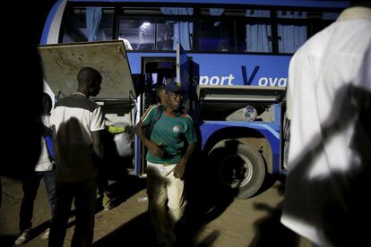 Migrantes de Burkina Faso sebajan de un autobs a su llegada a la ciudad de Agadez, en el desierto nigerino.