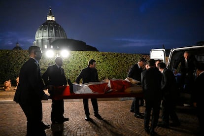 Los restos de Joseph Ratzinger son trasladados en la madrugada de este lunes desde el monasterio Mater Ecclesiae, donde residió el papa emérito desde su renuncia en febrero de 2013, a la basílica de San Pedro.
