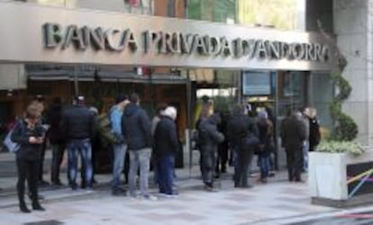 Clientes de BPA hacen cola a las puertas de una sucursal en Andorra para poder retirar dinero de sus cuentas.