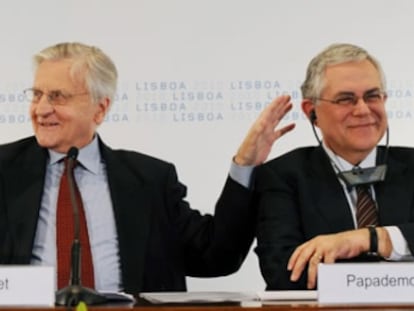 Papademos (dcha.), junto al exjefe de Banco Central Europeo, Jean Claude Trichet, en una foto de archivo.