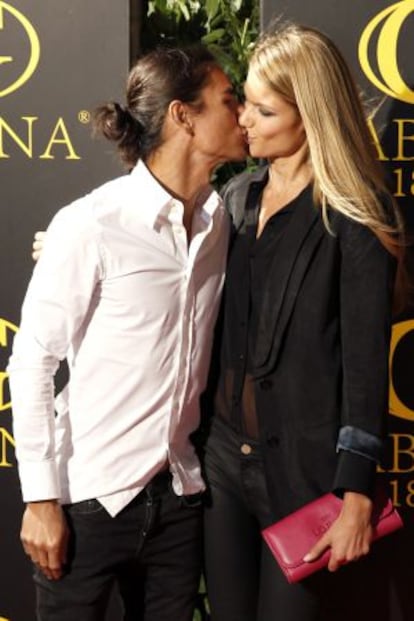 Julio José Iglesias y su novia, la modelo belga Charisse Verhaert, a su llegada a la despedida de solteros.