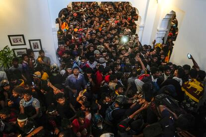 Los manifestantes se agolpaban el edificio de la oficina del primer ministro de Sri Lanka, Ranil Wickremesinghe, exigiendo su renuncia, este miércoles en Colombo.
