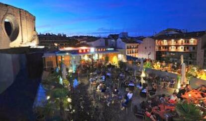 Vista nocturna de la terraza del Gau&Café.