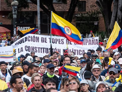 Decenas de personas se manifiestan en contra de las reformas del presidente Gustavo Petro, en las calles de Bogotá, este 21 de abril de 2024.