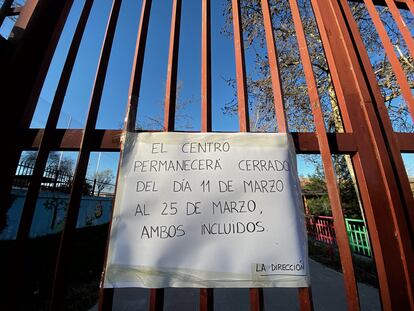 Cartel de cierre colgado en la verja de un colegio en Madrid.