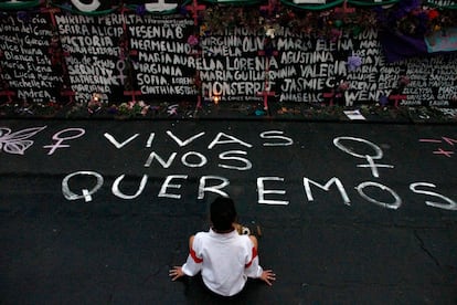 Manifestación feminista frente al Palacio Nacional, en Ciudad de México