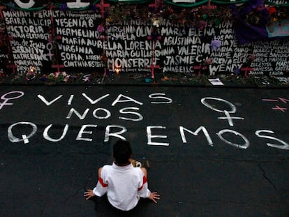 Manifestación feminista frente al Palacio Nacional, en Ciudad de México.