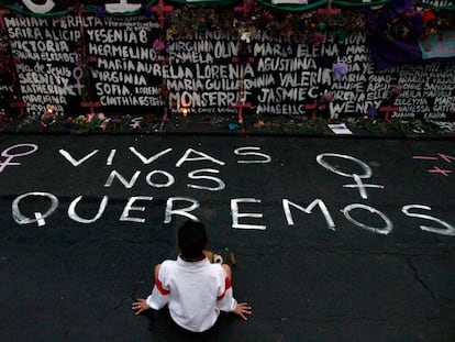 Manifestación feminista frente al Palacio Nacional, en Ciudad de México