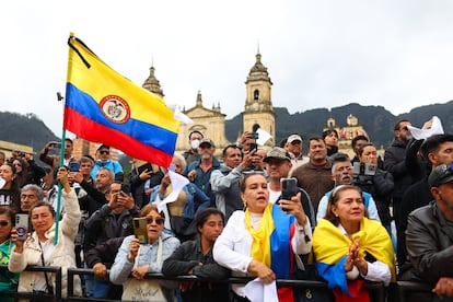 Decenas de personas siguieron el recorrido del cortejo fúnebre de Uribe Turbay.
