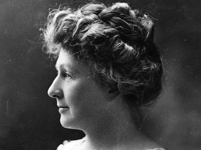 La astrónoma estadounidense Annie Jump Cannon (1863 - 1941), de la Universidad de Harvard, en el momento de recibir el grado de Maestría en Ciencias de la Universidad de Oxford.