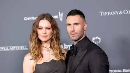 El cantante Adam Levine, junto a su esposa, la modelo Behati Prinsloo, en la gala de Baby2Baby en Hollywood en noviembre de 2021.