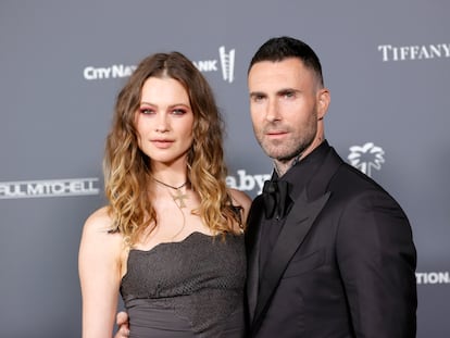 El cantante Adam Levine, junto a su esposa, la modelo Behati Prinsloo, en la gala de Baby2Baby en Hollywood en noviembre de 2021.