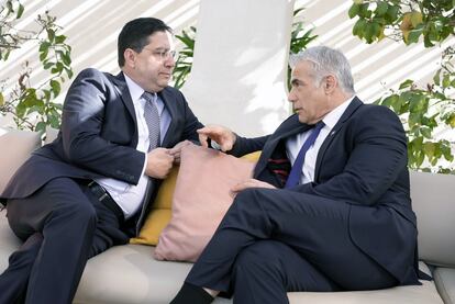 Los ministros de Exteriores de Marruecos, Bourita (izquierda) y de Israel, Lapid, el lunes en Sde Boker (Israel).