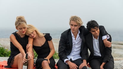 Emily Alyn Lind, Esther McGregor, Joseph Zada y Shubham Maheshwari encarnan a los cuatro amigos protagonistas de la serie 'Éramos mentirosos'.