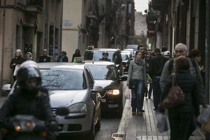 La Travessera de Gr&agrave;cia, llena de coches. 