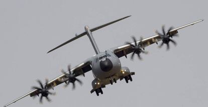 Vuelo del avión de transporte militar A400M, fabricado por Airbus en Sevilla.