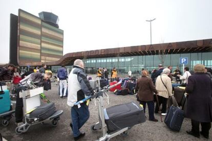 Un total de 120 personas, en su mayoría estudiantes y jubilados, han participado en el simulacro de salida y llegada de tres vuelos en el aeropuerto de Lleida-Alguaire.