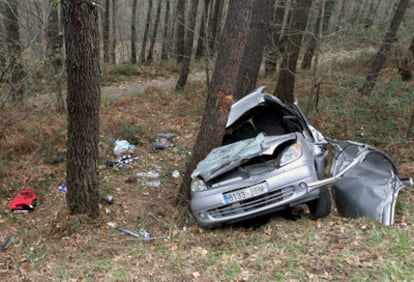 Imagen del vehículo que ha colisionado hoy contra un árbol al salirse de la carretera BI-3732.