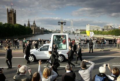 El Papa Benedicto XVI, cruza el puente Lambeth Bridge, antes de su llegada al Parlamento británico.
