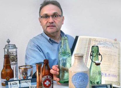 El barcelonés Carlos Cervantes con algunas de las piezas de su colección de objetos relacionados con el mundo de la cerveza. 
sol rivas</b>
Anuncios antiguos.