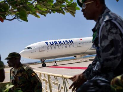 Soldados ugandeses de la misi&oacute;n de la Uni&oacute;n Africana  en Somalia hoy, en el aeropuerto de Mogadiscio, ante el primer vuelo turco.