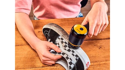 Limpiador de zapatillas sobre fondo blanco.