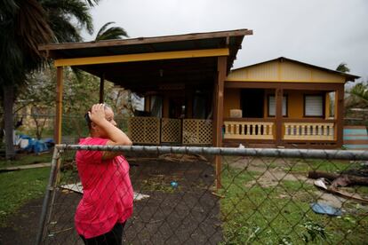 Una mujer observa los destrozos que el huracán María ha provocado a su casa y su barrio en Guayama, en la costa sureste de Puerto Rico.