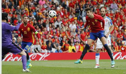 Gerard Piqué marca el gol de España.

