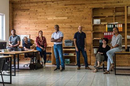 Miembros de la ONG española CERAI, en su oficina de la ciudad de Mindelo (Cabo Verde). La organización trabaja en el país africano desde 2010 para garantizar la seguridad alimentaria y nutricional, desde un enfoque agroecológico. Junto con Amigos de la naturaleza, una organización local con 40 años de experiencia, trabajan en consolidar un modelo de abastecimiento de mercado que recurra a la producción local de alimentos. En 2022, puso en marcha el proyecto Terra Azul en zonas de pesca para desarrollar la cadena de valor (desde el productor al transportista o al vendedor), que permite colocar recursos pesqueros en el almuerzo escolar. En la imagen, técnicos de CERAI y de Amigos de la Tierra: desde la izquierda, Elton do Rosário, Alberto Sentís Rodríguez, Ana Cristina Moreira, Aguinaldo David, Adriano Palma, Elisa Carlotta Quadri y Suely Ordes.