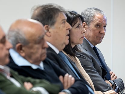 El expresidente de la Generalitat y el exministro Eduardo Zaplana, este jueves, en el banquillo de los acusados de la Audiencia de Valencia.