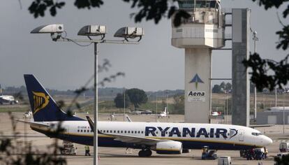 Un avión de Ryanair en el aeropuerto de Girona